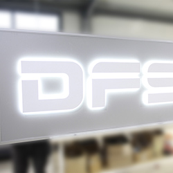 insegna a luce riflessa con logo a rilievo