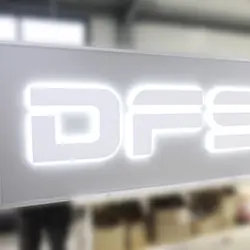 insegna a luce riflessa con logo a rilievo