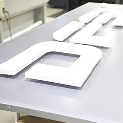 insegna a luce riflessa con logo a rilievo