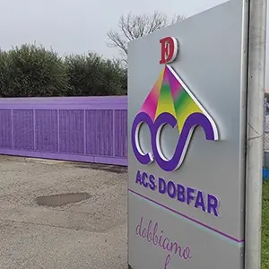 insegna con logo 3D a luce riflessa sul fondo in alluminio dibond grigio argento