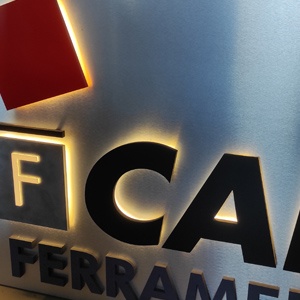 insegna a luce riflessa con logo 3D