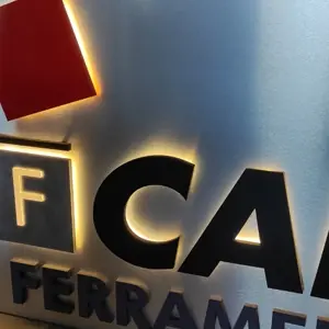 insegna a luce riflessa con logo 3D