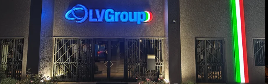 Insegna con lettere luminose in plexiglass